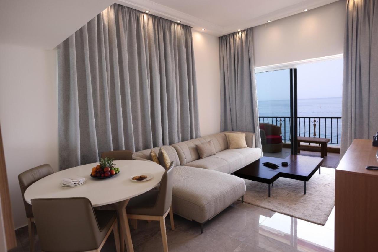Riviera Hotel And Beach Lounge, Beiroet Buitenkant foto