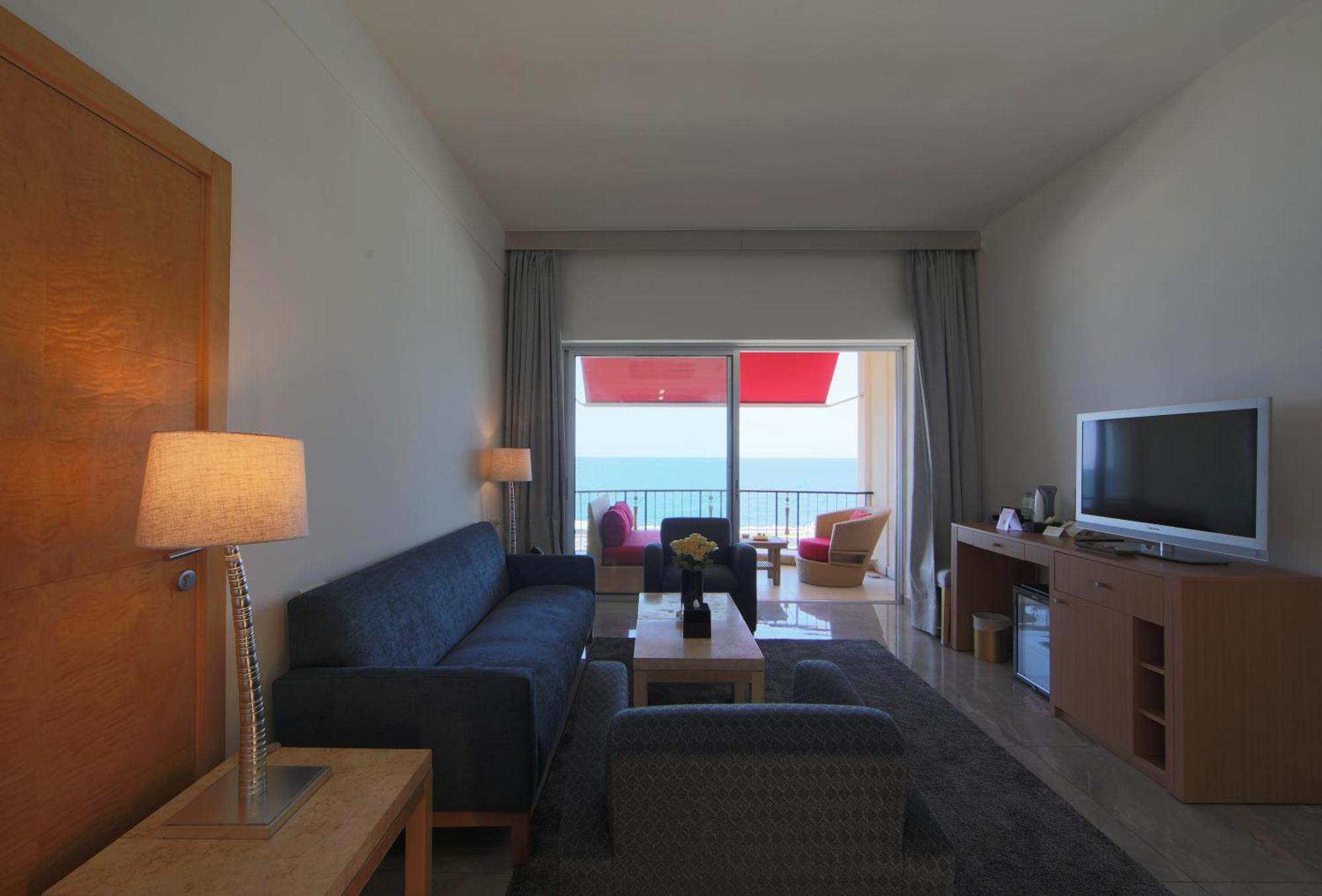 Riviera Hotel And Beach Lounge, Beiroet Buitenkant foto