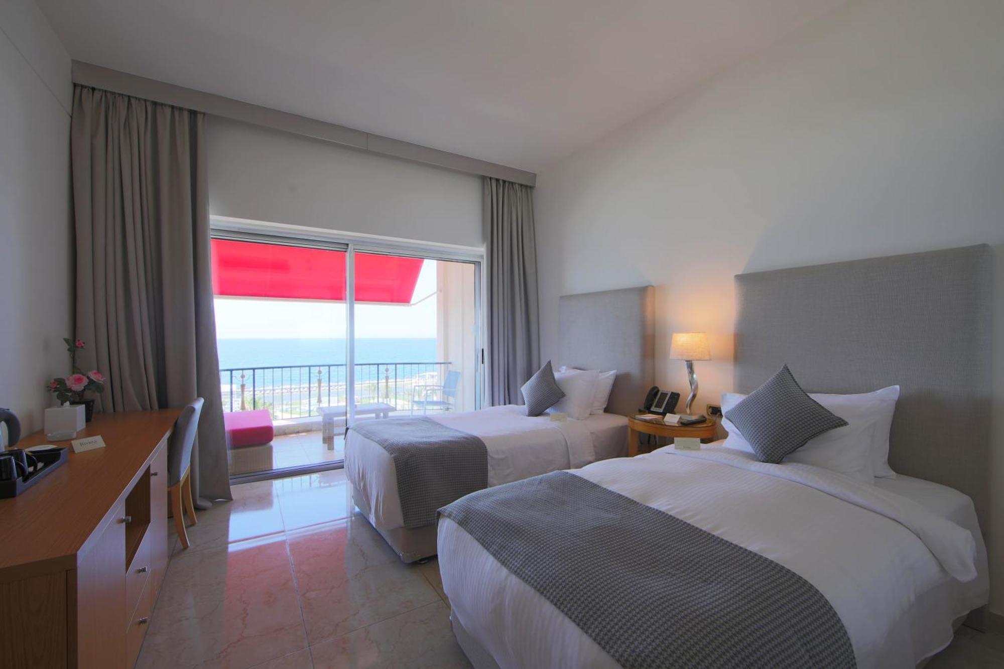 Riviera Hotel And Beach Lounge, Beiroet Buitenkant foto
