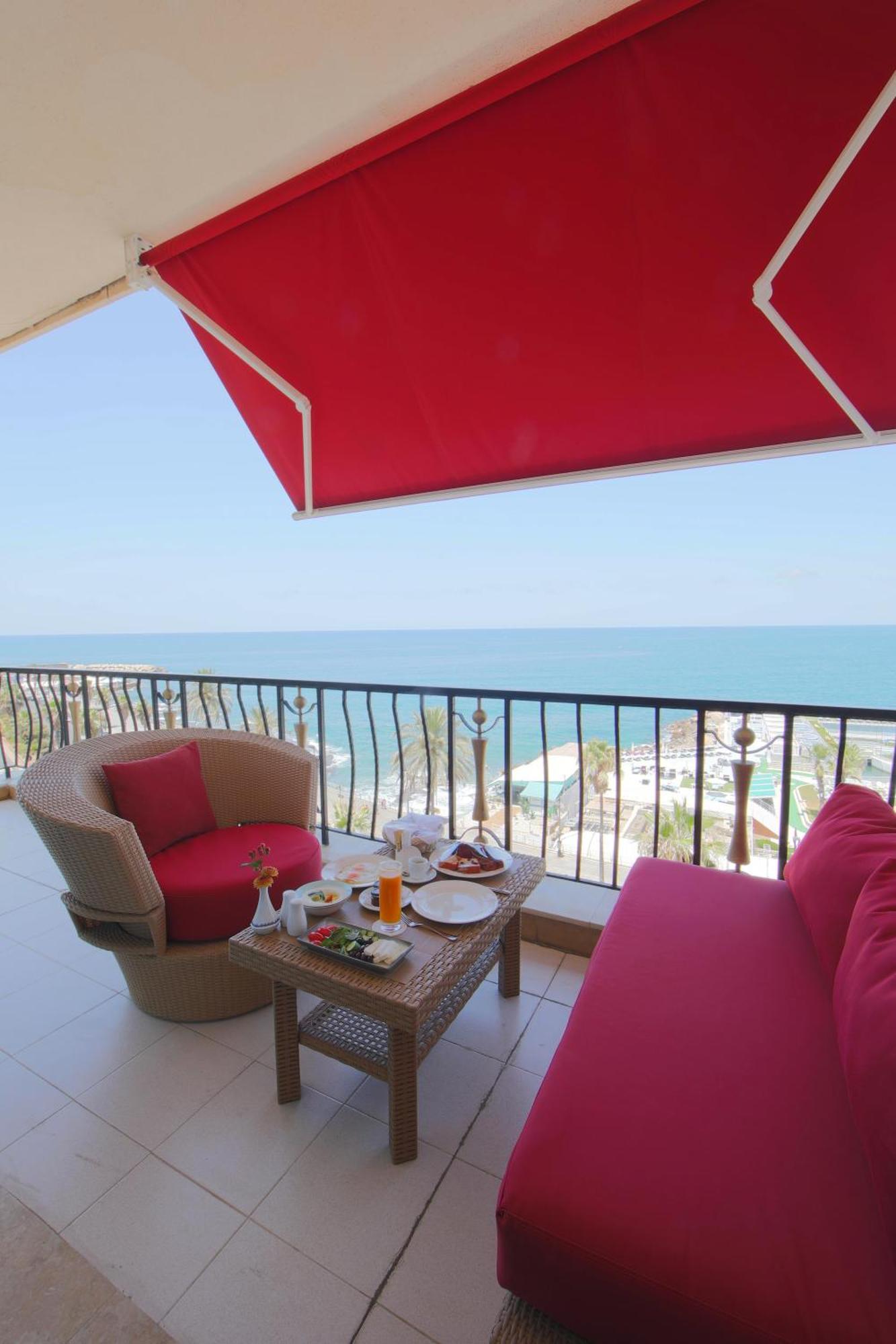 Riviera Hotel And Beach Lounge, Beiroet Buitenkant foto